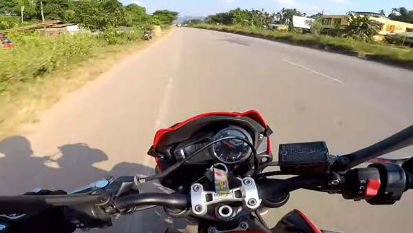 ಜಸ್ಟ್ ಮಿಸ್ ಆದ 215 ಕಿ.ಮೀ ವೇಗದಲ್ಲಿದ್ದ ಟ್ರಯಂಫ್ ಬೈಕ್ ಅಪಘಾತ..!