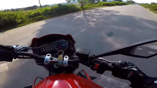 ಜಸ್ಟ್ ಮಿಸ್ ಆದ 215 ಕಿ.ಮೀ ವೇಗದಲ್ಲಿದ್ದ ಟ್ರಯಂಫ್ ಬೈಕ್ ಅಪಘಾತ..!