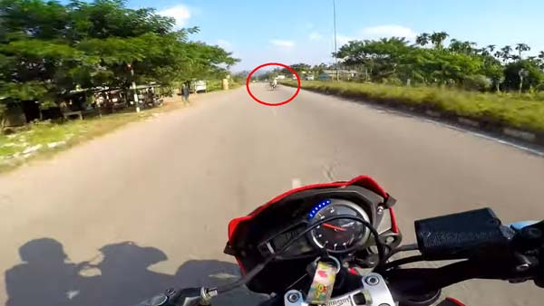 ಜಸ್ಟ್ ಮಿಸ್ ಆದ 215 ಕಿ.ಮೀ ವೇಗದಲ್ಲಿದ್ದ ಟ್ರಯಂಫ್ ಬೈಕ್ ಅಪಘಾತ..!