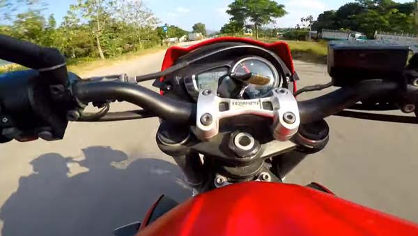 ಜಸ್ಟ್ ಮಿಸ್ ಆದ 215 ಕಿ.ಮೀ ವೇಗದಲ್ಲಿದ್ದ ಟ್ರಯಂಫ್ ಬೈಕ್ ಅಪಘಾತ..!