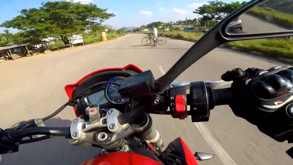 ಜಸ್ಟ್ ಮಿಸ್ ಆದ 215 ಕಿ.ಮೀ ವೇಗದಲ್ಲಿದ್ದ ಟ್ರಯಂಫ್ ಬೈಕ್ ಅಪಘಾತ..!