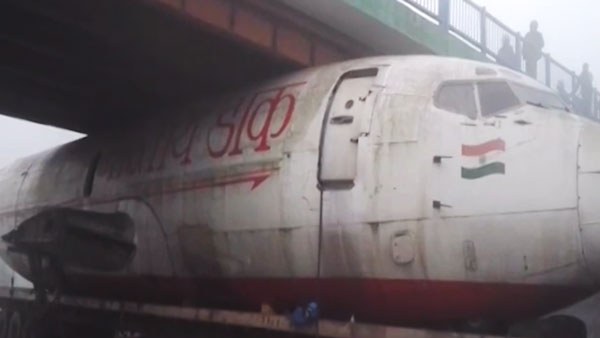 ಸೇತುವೆ ಕೆಳಗೆ ತಗ್ಲಾಕಿ ಕೊಂಡ ವಿಮಾನ ಸಾಗಿಸುತ್ತಿದ್ದ ಟ್ರಕ್..!