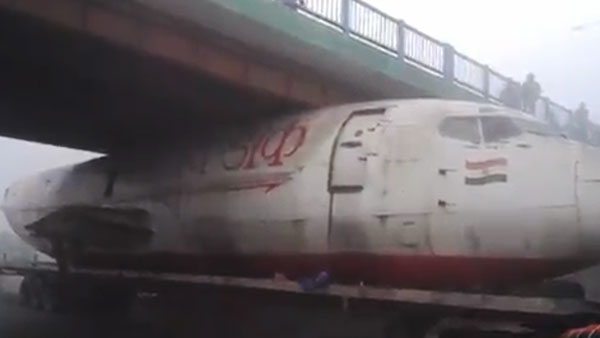 ಸೇತುವೆ ಕೆಳಗೆ ತಗ್ಲಾಕಿ ಕೊಂಡ ವಿಮಾನ ಸಾಗಿಸುತ್ತಿದ್ದ ಟ್ರಕ್..!