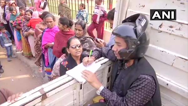 ಹೆಲ್ಮೆಟ್ ಧರಿಸಿ ಈರುಳ್ಳಿ ಮಾರಾಟ ಮಾಡಿದ ಕೋ ಆಪರೇಟಿವ್ ಸಿಬ್ಬಂದಿ