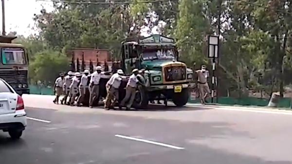 ರಾಷ್ಟ್ರಪತಿಯವರು ಆಗಮಿಸುವ ರಸ್ತೆಯಲ್ಲಿ ಪೊಲೀಸರ ಫಜೀತಿ..!