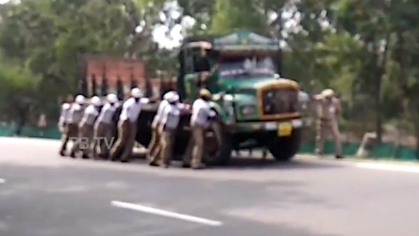 ರಾಷ್ಟ್ರಪತಿಯವರು ಆಗಮಿಸುವ ರಸ್ತೆಯಲ್ಲಿ ಪೊಲೀಸರ ಫಜೀತಿ..!