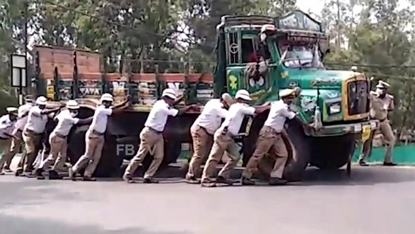 ರಾಷ್ಟ್ರಪತಿಯವರು ಆಗಮಿಸುವ ರಸ್ತೆಯಲ್ಲಿ ಪೊಲೀಸರ ಫಜೀತಿ..!