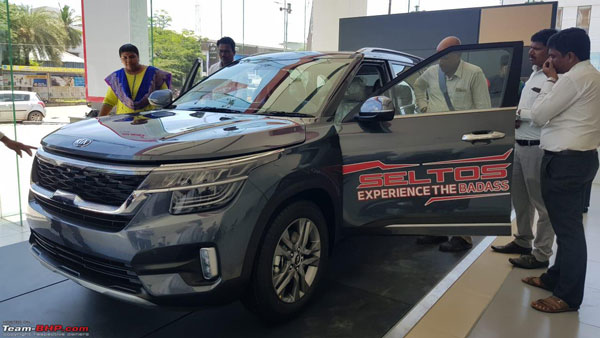 ಪಾರ್ಕಿಂಗ್ ವೇಳೆ ಸಿಬ್ಬಂದಿ ಎಡವಟ್ಟು- ಮೊದಲ ಮಹಡಿಯಿಂದ ಜಿಗಿದ ಕಿಯಾ ಸೆಲ್ಟೊಸ್