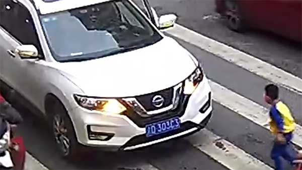 ಅಮ್ಮನ ಗುದ್ದಿದ ಕಾರಿನ ಮೇಲೆ ಪುಟ್ಟ ಕಂದಮ್ಮನ ಆಕ್ರೋಶ