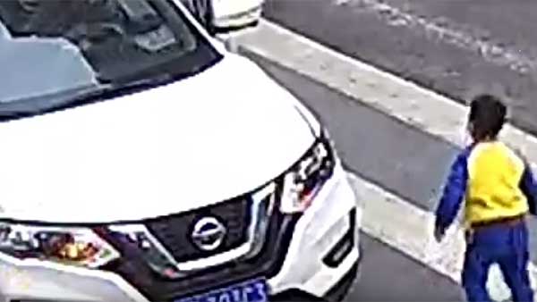 ಅಮ್ಮನ ಗುದ್ದಿದ ಕಾರಿನ ಮೇಲೆ ಪುಟ್ಟ ಕಂದಮ್ಮನ ಆಕ್ರೋಶ