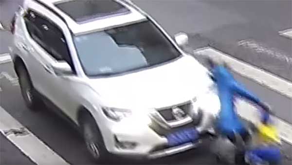 ಅಮ್ಮನ ಗುದ್ದಿದ ಕಾರಿನ ಮೇಲೆ ಪುಟ್ಟ ಕಂದಮ್ಮನ ಆಕ್ರೋಶ