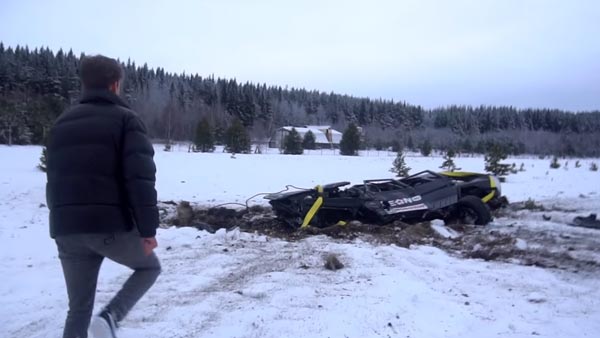 ದುಬಾರಿ ಬೆಂಝ್ ಕಾರನ್ನು ಹೆಲಿಕಾಪ್ಟರ್ ಮೂಲಕ ಪುಡಿ ಮಾಡಿದ ಭೂಪ