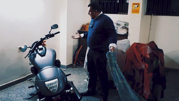 ತಂದೆಗೆ ದುಬಾರಿ ಬೆಲೆಯ ಸೂಪರ್‍‍ಬೈಕ್ ಗಿಫ್ಟ್ ನೀಡಿದ ಮಗ