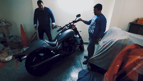 ತಂದೆಗೆ ದುಬಾರಿ ಬೆಲೆಯ ಸೂಪರ್‍‍ಬೈಕ್ ಗಿಫ್ಟ್ ನೀಡಿದ ಮಗ