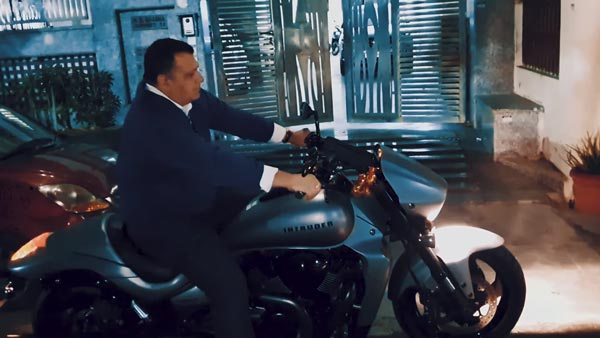 ತಂದೆಗೆ ದುಬಾರಿ ಬೆಲೆಯ ಸೂಪರ್‍‍ಬೈಕ್ ಗಿಫ್ಟ್ ನೀಡಿದ ಮಗ