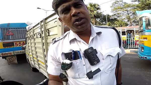 ತಪ್ಪಿಸಿಕೊಂಡ ಬೈಕ್ ಸವಾರನನ್ನು ಕೊನೆಗೂ ಹಿಡಿದ ಟ್ರಾಫಿಕ್ ಪೊಲೀಸ್..!