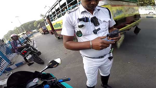 ತಪ್ಪಿಸಿಕೊಂಡ ಬೈಕ್ ಸವಾರನನ್ನು ಕೊನೆಗೂ ಹಿಡಿದ ಟ್ರಾಫಿಕ್ ಪೊಲೀಸ್..!