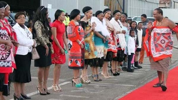 ಬಡ ದೇಶದ ರಾಜನಿಗೆ 15 ಮಡದಿಯರು, 19 ದುಬಾರಿ ಕಾರುಗಳು..!