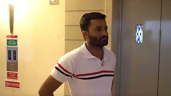 ಗಂಡನಿಗೆ ಸರ್ಪ್ರೈಸ್ ಗಿಫ್ಟ್ ನೀಡಿದ ಹೆಂಡತಿ..! ಗಂಡನಿಗೆ ಸರ್ಪ್ರೈಸ್ ಗಿಫ್ಟ್ ನೀಡಿದ ಹೆಂಡತಿ..!