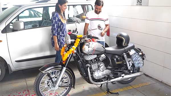 ಗಂಡನಿಗೆ ಸರ್ಪ್ರೈಸ್ ಗಿಫ್ಟ್ ನೀಡಿದ ಹೆಂಡತಿ..! ಗಂಡನಿಗೆ ಸರ್ಪ್ರೈಸ್ ಗಿಫ್ಟ್ ನೀಡಿದ ಹೆಂಡತಿ..!