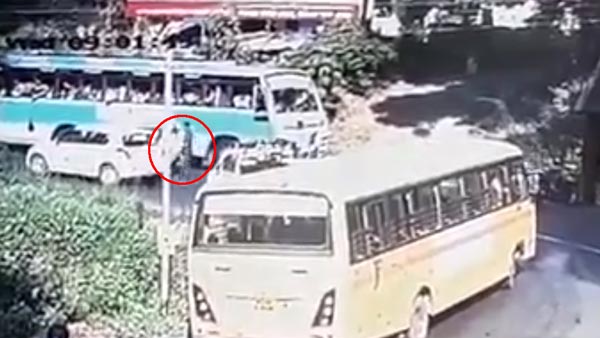 ಚಲಿಸುತ್ತಿರುವ ಕಾರಿನಿಂದ ಹೊರ ಬಿದ್ದ ಮಗು..!