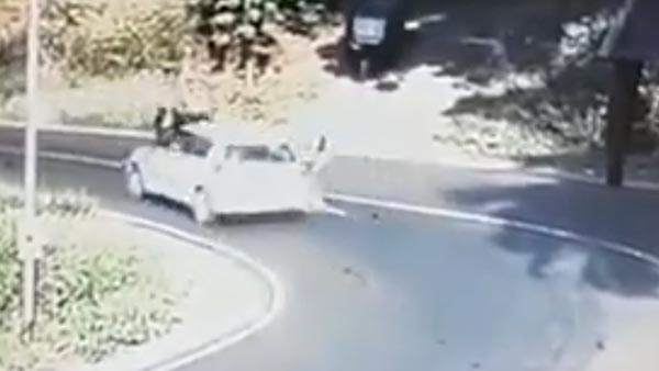 ಚಲಿಸುತ್ತಿರುವ ಕಾರಿನಿಂದ ಹೊರ ಬಿದ್ದ ಮಗು..!