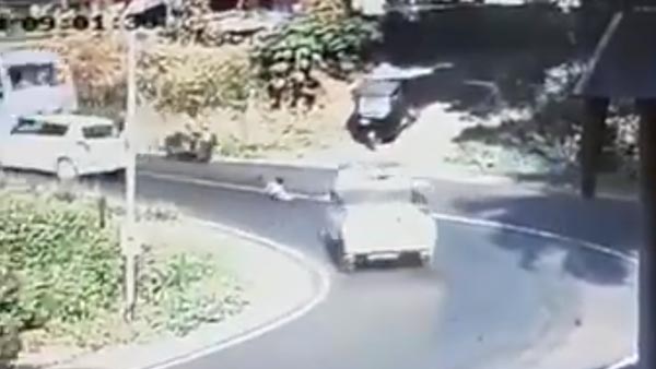 ಚಲಿಸುತ್ತಿರುವ ಕಾರಿನಿಂದ ಹೊರ ಬಿದ್ದ ಮಗು..!