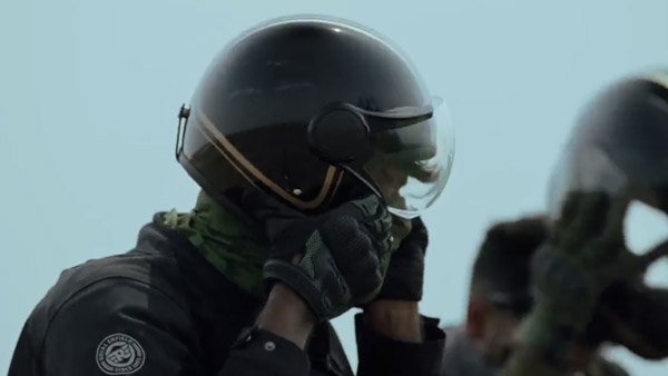 ಕೈ ಬಣ್ಣದಿಂದ ತಯಾರಾದ ಹೆಲ್ಮೆಟ್‍ ಮಾರಾಟ ಮಾಡಲಿದೆ ರಾಯಲ್ ಎನ್‍‍ಫೀಲ್ಡ್