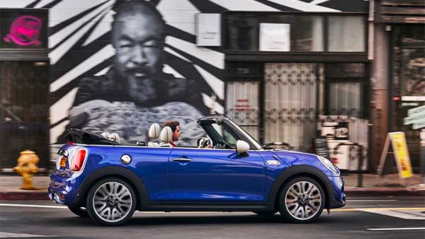 ಅಮ್ಮನ ಹುಟ್ಟು ಹಬ್ಬಕ್ಕೆ ಸ್ಪೋರ್ಟ್ಸ್ ಕಾರು ಗಿಫ್ಟ್ ನೀಡಿದ ಬಾಲಿವುಡ್ ನಟ