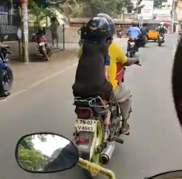 ನಾಯಿಗೂ ಹೆಲ್ಮೆಟ್ ಹಾಕಿದ ಬೈಕ್ ಸವಾರ..!