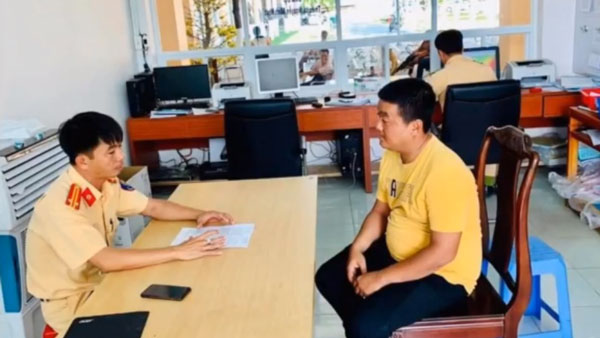 ಚಲಿಸುವ ಬೈಕಿನಲ್ಲಿಯೇ ಸ್ನಾನ ಮಾಡಿದ ಭೂಪರು..!