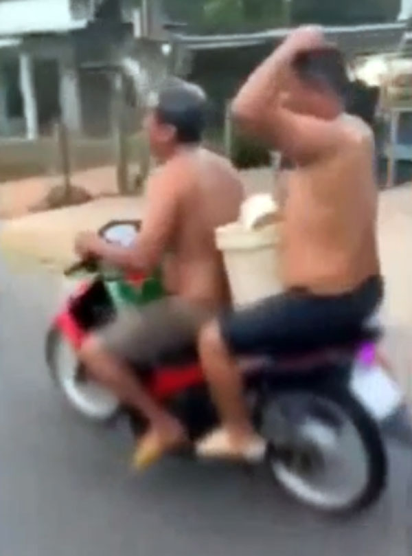 ಚಲಿಸುವ ಬೈಕಿನಲ್ಲಿಯೇ ಸ್ನಾನ ಮಾಡಿದ ಭೂಪರು..!