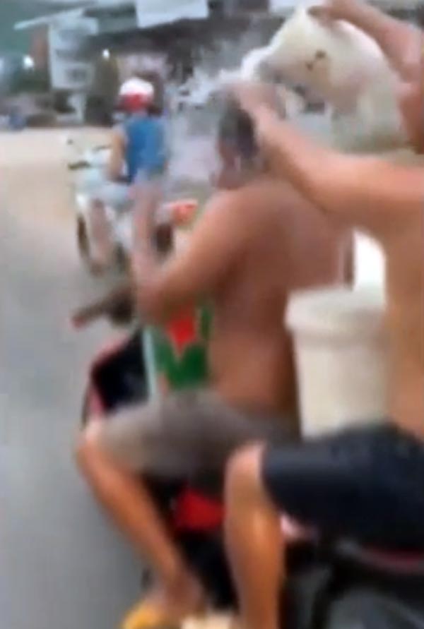 ಚಲಿಸುವ ಬೈಕಿನಲ್ಲಿಯೇ ಸ್ನಾನ ಮಾಡಿದ ಭೂಪರು..!