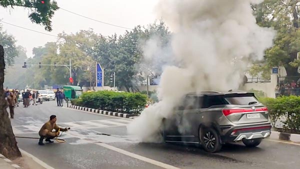 ಬೆಂಕಿಗೆ ಆಹುತಿಯಾದ ಹೊಸ ಎಂಜಿ ಹೆಕ್ಟರ್ ಕಾರು ಬೆಂಕಿಗೆ ಆಹುತಿಯಾದ ಹೊಸ ಎಂಜಿ ಹೆಕ್ಟರ್ ಕಾರು