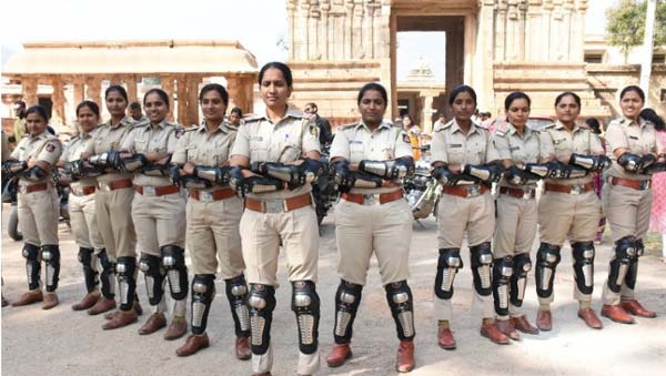 ಮಹಿಳಾ ಸುರಕ್ಷತೆ ಬಗ್ಗೆ ಜಾಗೃತಿ ಮೂಡಿಸಲು ಬೆಂಗಳೂರು ಲೇಡಿ ಪೊಲೀಸರ ಬುಲೆಟ್ ರ್ಯಾಲಿ ಮಹಿಳಾ ಸುರಕ್ಷತೆ ಬಗ್ಗೆ ಜಾಗೃತಿ ಮೂಡಿಸಲು ಬೆಂಗಳೂರು ಲೇಡಿ ಪೊಲೀಸರ ಬುಲೆಟ್ ರ್ಯಾಲಿ