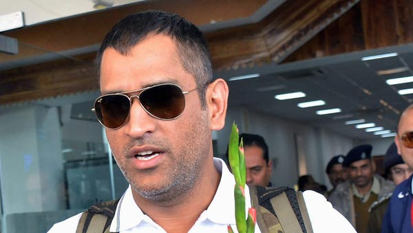 ರೋಡ್ ರೋಲರ್ ಚಾಲನೆ ಮಾಡಿದ ಧೋನಿ..!