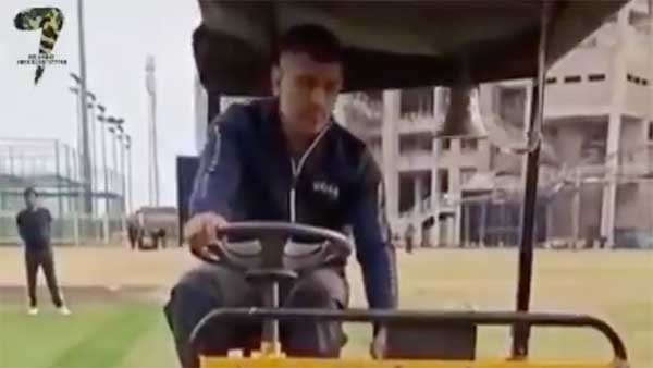 ರೋಡ್ ರೋಲರ್ ಚಾಲನೆ ಮಾಡಿದ ಧೋನಿ..!