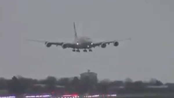 ಪ್ಲೇನ್ ಲ್ಯಾಂಡಿಂಗ್‍‍ನಲ್ಲಿ ಪವಾಡ ಮಾಡಿದ ಪೈಲಟ್