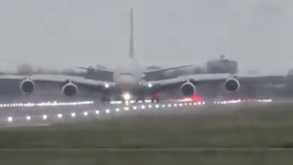 ಪ್ಲೇನ್ ಲ್ಯಾಂಡಿಂಗ್‍‍ನಲ್ಲಿ ಪವಾಡ ಮಾಡಿದ ಪೈಲಟ್