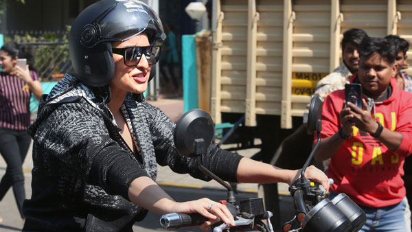 ರಾಯಲ್ ಎನ್‍‍ಫೀಲ್ಡ್ ಬೈಕ್ ಚಾಲನೆ ಮಾಡಿದ ನಟಿ ಸೋನಾಕ್ಷಿ ಸಿನ್ಹಾ