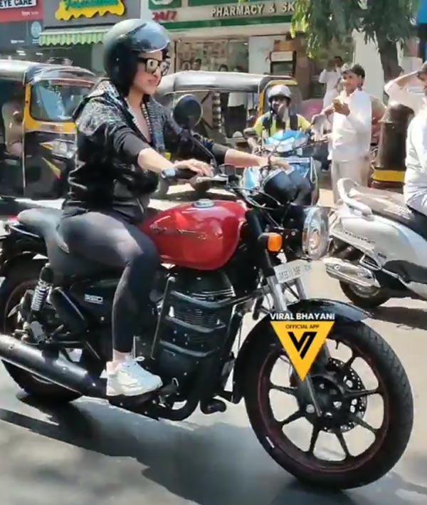 ರಾಯಲ್ ಎನ್‍‍ಫೀಲ್ಡ್ ಬೈಕ್ ಚಾಲನೆ ಮಾಡಿದ ನಟಿ ಸೋನಾಕ್ಷಿ ಸಿನ್ಹಾ