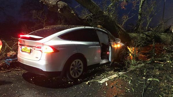 8 ಜನರ ಜೀವ ಕಾಪಾಡಿದ ಟೆಸ್ಲಾ ಕಾರು..!