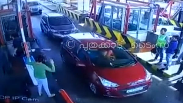 ಟೋಲ್‍‍‍ನಲ್ಲಿ ತಾಳ್ಮೆಗೆಟ್ಟ ಯುವತಿ ಮಾಡಿದ್ದೇನು ಗೊತ್ತಾ?