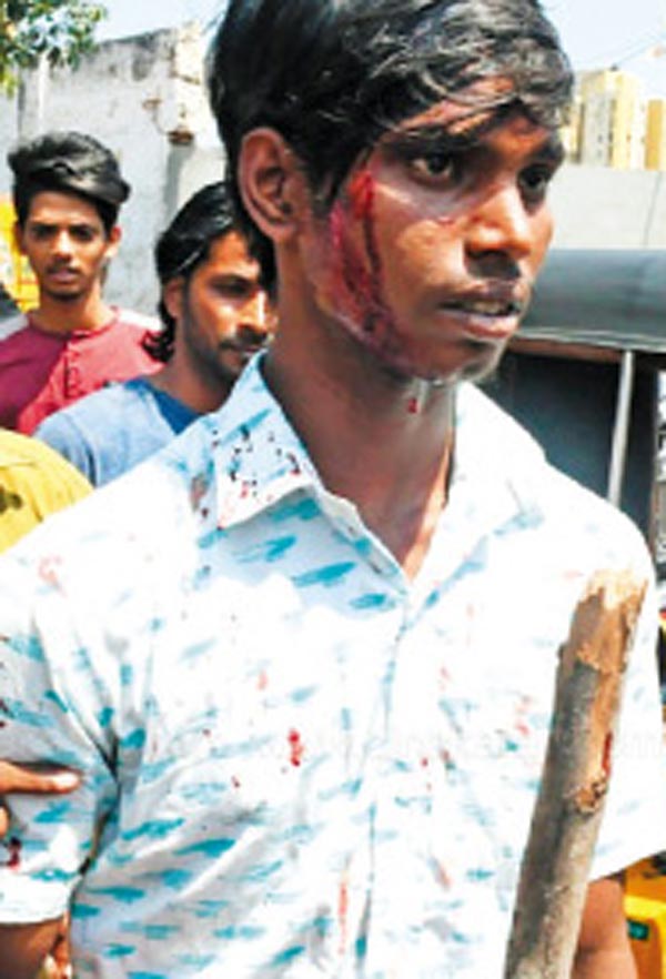 ಹೆಲ್ಮೆಟ್ ಧರಿಸದ ಯುವಕನನ್ನು ಲಾಠಿಯಿಂದ ಥಳಿಸಿದ ಪೊಲೀಸ್