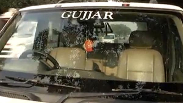 ವಾಹನ ಸವಾರರೇ ಸ್ಟಿಕ್ಕರ್ ಅಂಟಿಸುವ ಮುನ್ನ ಇತ್ತ ಗಮನಿಸಿ..!