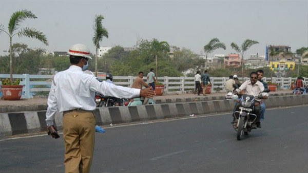 ಬೈಕ್‍‍ನಲ್ಲಿ ನಾಯಿ ಕರೆದೊಯ್ದ ಮಾಲೀಕನಿಗೆ ಬಿತ್ತು ದಂಡ..!