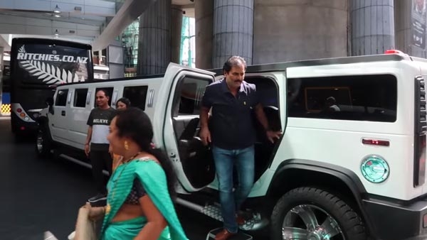 ಹೆತ್ತವರಿಗೆ ಸರ್ ಪ್ರೈಸ್ ಗಿಫ್ಟ್ ನೀಡಿದ ಅನಿವಾಸಿ ಭಾರತೀಯ..!