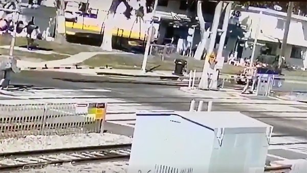 ವೇಗವಾಗಿ ಚಲಿಸುತ್ತಿದ್ದ ರೈಲಿಗೆ ಸಿಕ್ಕಿ ಪುಡಿಪುಡಿಯಾದ ಬಿ‍ಎಂ‍‍ಡಬ್ಲ್ಯು