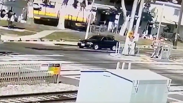 ವೇಗವಾಗಿ ಚಲಿಸುತ್ತಿದ್ದ ರೈಲಿಗೆ ಸಿಕ್ಕಿ ಪುಡಿಪುಡಿಯಾದ ಬಿ‍ಎಂ‍‍ಡಬ್ಲ್ಯು