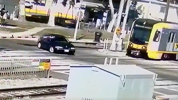 ವೇಗವಾಗಿ ಚಲಿಸುತ್ತಿದ್ದ ರೈಲಿಗೆ ಸಿಕ್ಕಿ ಪುಡಿಪುಡಿಯಾದ ಬಿ‍ಎಂ‍‍ಡಬ್ಲ್ಯು